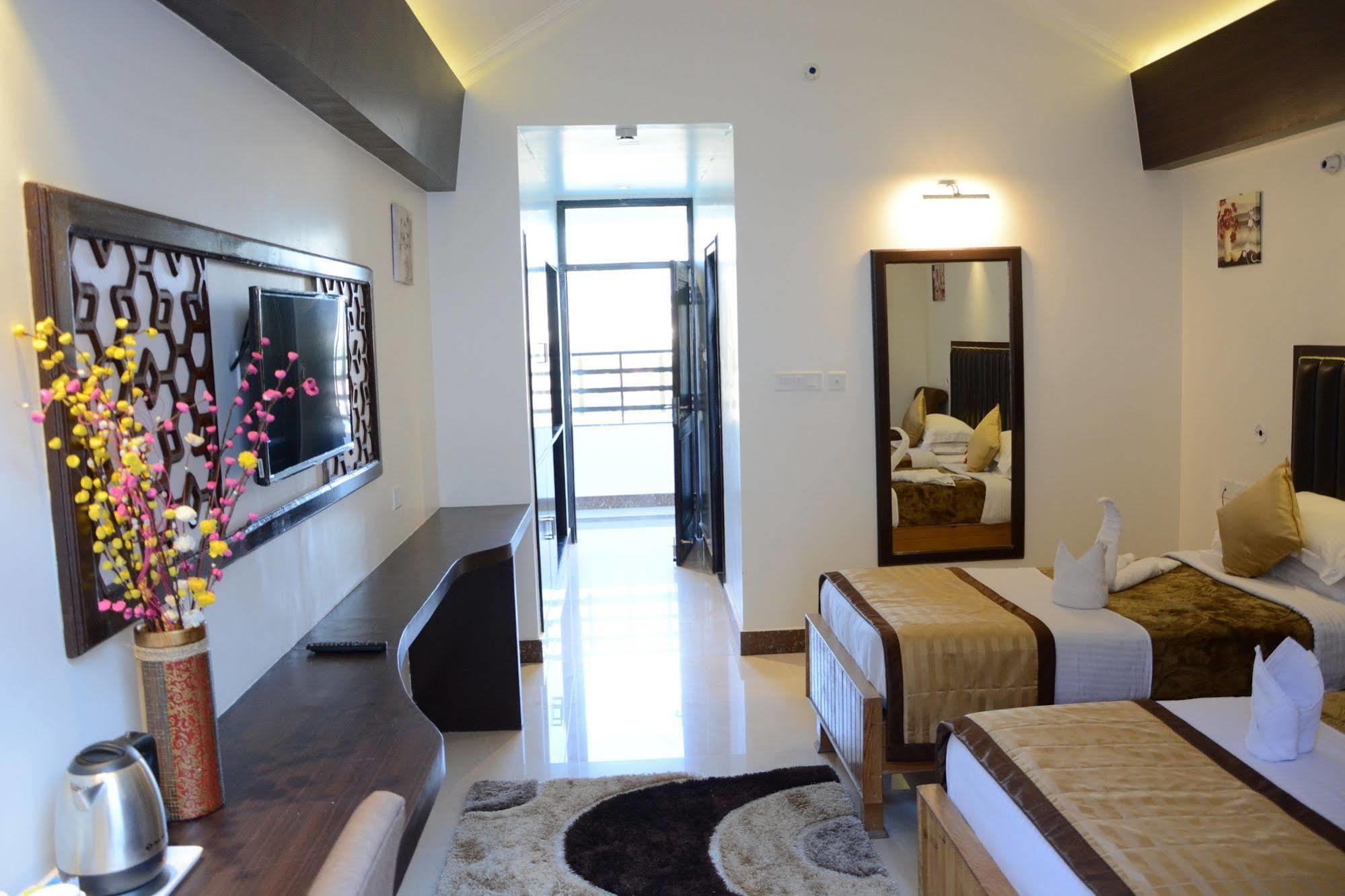 Harshikhar Hotel Bhīm Tāl Extérieur photo
